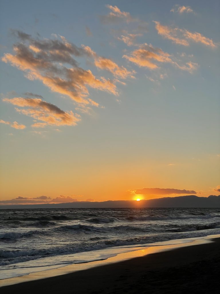 人生のタイミングと運気の流れを象徴する夕暮れの空