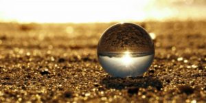 算命学における気と運命を象徴する水晶玉のイメージ